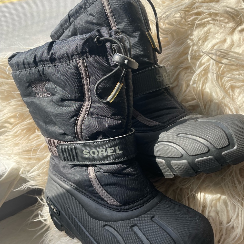 SOREL Kids show Boots; Black w Gray